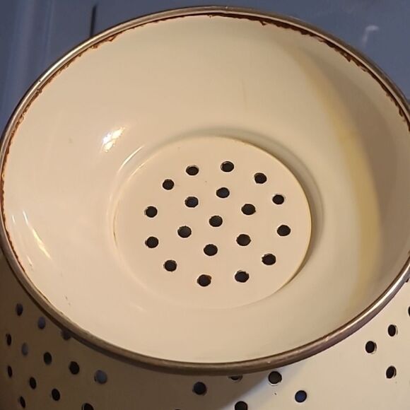 Kamenstein Floral Enanamel Colander with Gold Handles - Picture 7 of 16